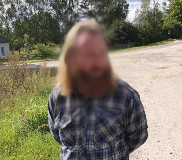 В Беларуси нашли мужчину, который пропал два месяца назад — он жил в землянке и питался яблоками В Беларуси нашли мужчину, который пропал два месяца назад — он жил в землянке и питался яблоками