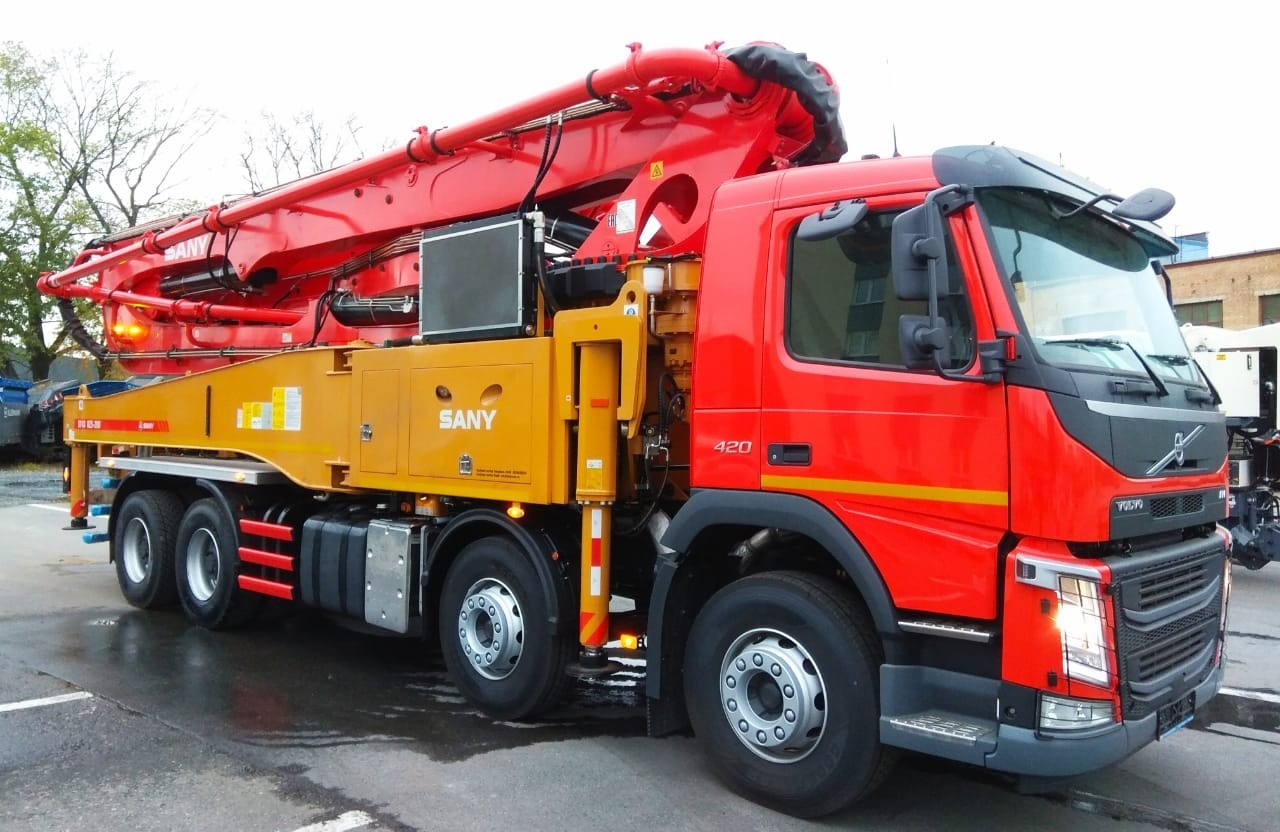 Заливка конструкции при помощи автобетононасоса