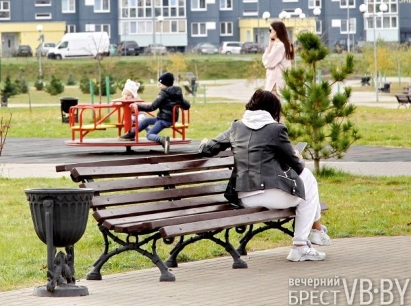 В Бресте парк 1000-летия залит осенними красками. Фоторепортаж