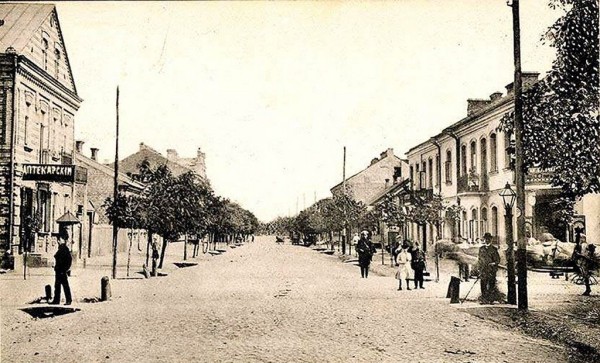 
                Читатель: Сквозь время. Брест, вид на перекресток Пушкинской и Комсомольской
            