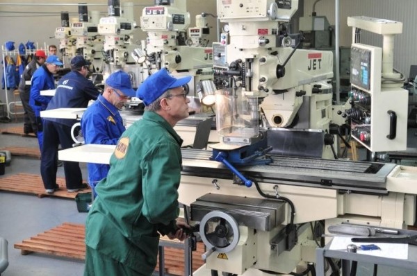 Белорус, долго работавший на заводе фрезеровщиком, счел свое увольнение незаконным и обратился в суд Белорус, долго работавший на заводе фрезеровщиком, счел свое увольнение незаконным и обратился в суд