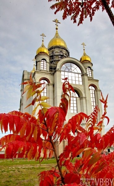 В Бресте парк 1000-летия залит осенними красками. Фоторепортаж