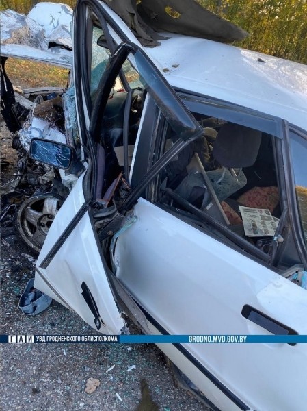 В Беларуси утром лоб в лоб столкнулись два автомобиля. Оба водителя погибли В Беларуси утром лоб в лоб столкнулись два автомобиля. Оба водителя погибли