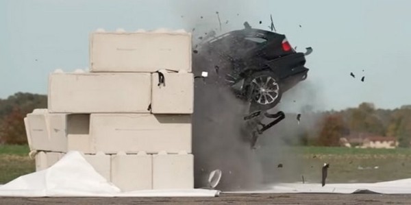 BMW столкнули со стеной на скорости 150 км/ч. Что осталось от машины? (видео) BMW столкнули со стеной на скорости 150 км/ч. Что осталось от машины? (видео)