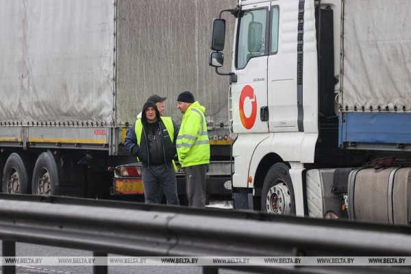 «Мы в очереди не стоим, мы в ней живем». Дальнобойщики о ситуации в пункте пропуска под Брестом «Мы в очереди не стоим, мы в ней живем». Дальнобойщики о ситуации в пункте пропуска под Брестом