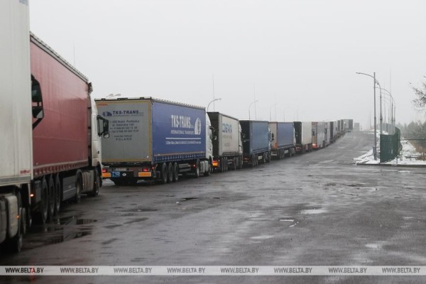 «Мы в очереди не стоим, мы в ней живем». Дальнобойщики о ситуации в пункте пропуска под Брестом «Мы в очереди не стоим, мы в ней живем». Дальнобойщики о ситуации в пункте пропуска под Брестом