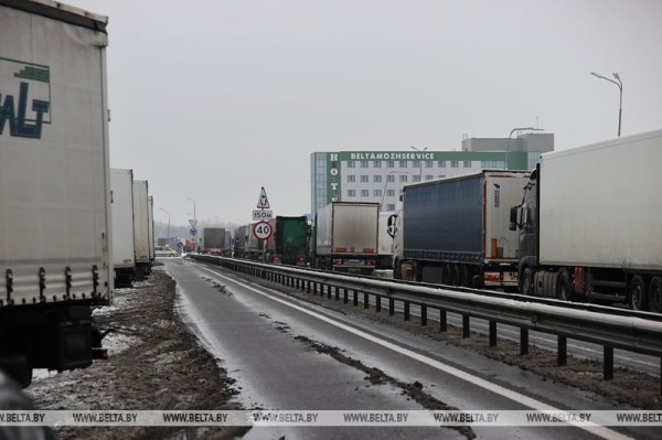 Около 350 грузовиков ожидают своей очереди на выезд из Беларуси в пункте пропуска «Козловичи»