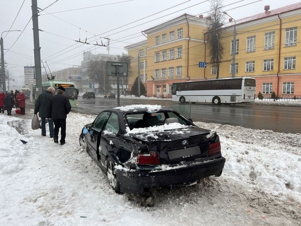 Автомобиль BMW в Гомеле выехал на тротуар и сбил пешеходов Автомобиль BMW в Гомеле выехал на тротуар и сбил пешеходов