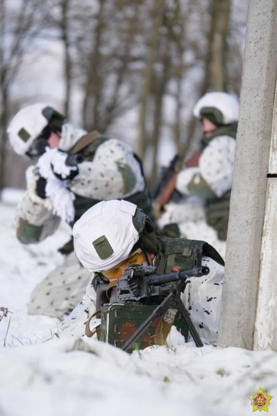 Брестские десантники в зимнем камуфляже отработали действия при подъеме по тревоге