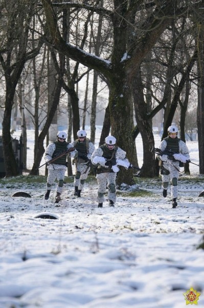 Брестские десантники в зимнем камуфляже отработали действия при подъеме по тревоге