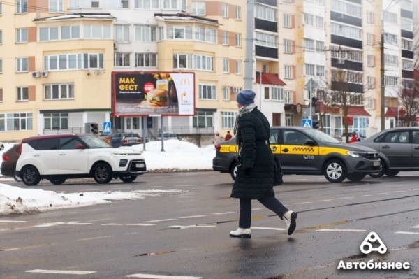 «Ходят по переходам как лоси по трассе». Почему конфликтуют водители и пешеходы?
