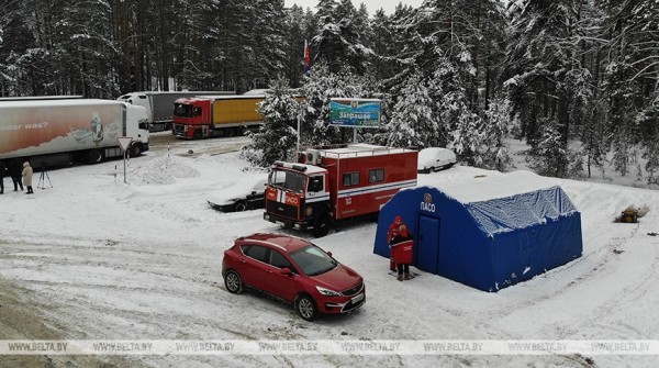 Мобильный пункт обогрева для стоящих в очереди дальнобойщиков установили в пункте пропуска «Привалка» Мобильный пункт обогрева для стоящих в очереди дальнобойщиков установили в пункте пропуска «Привалка»