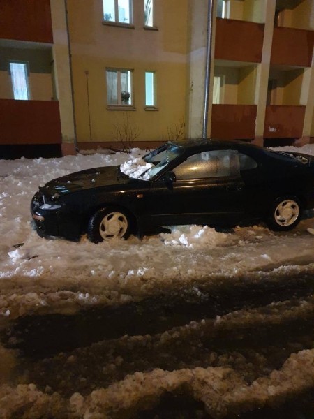 Снег с крыши дома упал на ехавшую легковушку — пробито лобовое стекло