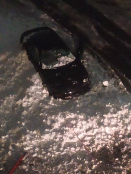 Снег с крыши дома упал на ехавшую легковушку — пробито лобовое стекло