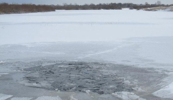 В Брестской области рыбак провалился под лед. Его спасли