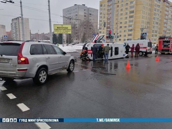 В Минске после столкновения с Volvo опрокинулся автомобиль скорой помощи. Видео