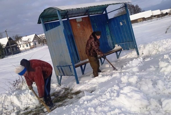 В Пинском районе люди пришли на помощь дорожникам расчищать снег на остановках В Пинском районе люди пришли на помощь дорожникам расчищать снег на остановках