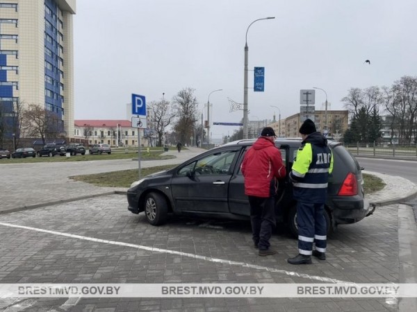 ГАИ: желтая наклейка не дает право парковаться в местах для инвалидов. Что еще нужно? ГАИ: желтая наклейка не дает право парковаться в местах для инвалидов. Что еще нужно?