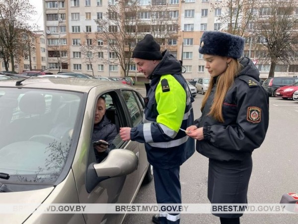 ГАИ: желтая наклейка не дает право парковаться в местах для инвалидов. Что еще нужно? ГАИ: желтая наклейка не дает право парковаться в местах для инвалидов. Что еще нужно?