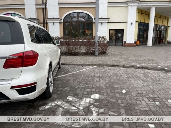 ГАИ: желтая наклейка не дает право парковаться в местах для инвалидов. Что еще нужно? ГАИ: желтая наклейка не дает право парковаться в местах для инвалидов. Что еще нужно?