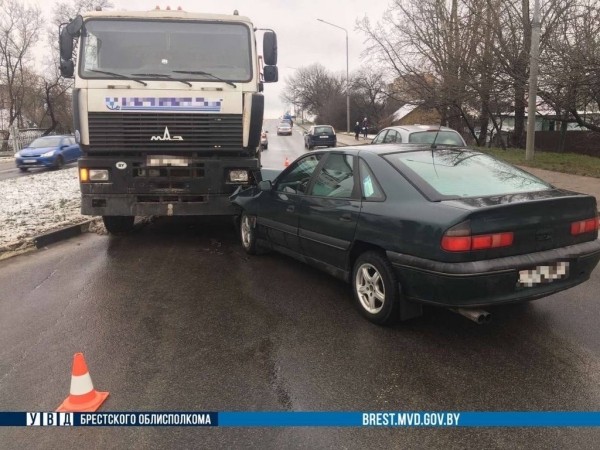 Грузовик и Renault столкнулись в Бресте Грузовик и Renault столкнулись в Бресте