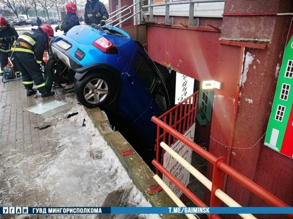 Как это вышло? Водитель застрял в подвале минской кофейни Как это вышло? Водитель застрял в подвале минской кофейни