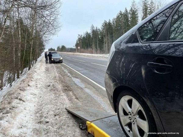«Каско ни у кого нет». Несколько машин влетело в ямы: кто теперь будет оплачивать ремонт?
