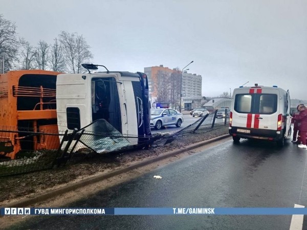 Мусоровоз протаранил «легковушку» и опрокинулся на бок в Минске. Есть видео, как это произошло Мусоровоз протаранил «легковушку» и опрокинулся на бок в Минске. Есть видео, как это произошло