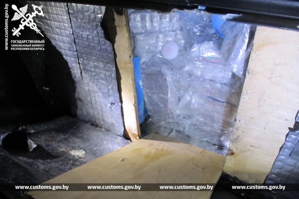 На границе с Литвой задержали Chevrolet Corvette 1976 года выпуска. Причина – 73 кг гашиша за фальшстенкой На границе с Литвой задержали Chevrolet Corvette 1976 года выпуска. Причина – 73 кг гашиша за фальшстенкой