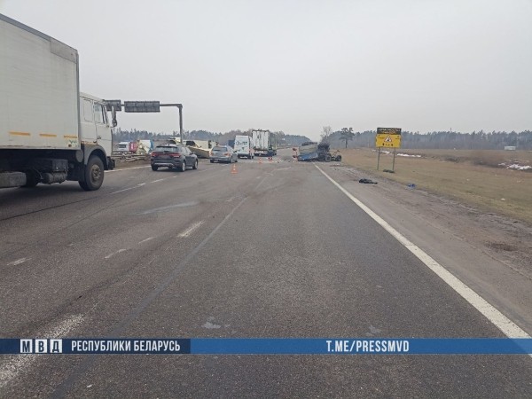 Смертельное ДТП на М1 с опрокинувшимся грузовиком. Причина аварии