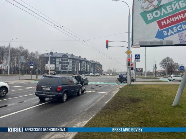 В Бресте произошло ДТП с участием трех авто В Бресте произошло ДТП с участием трех авто