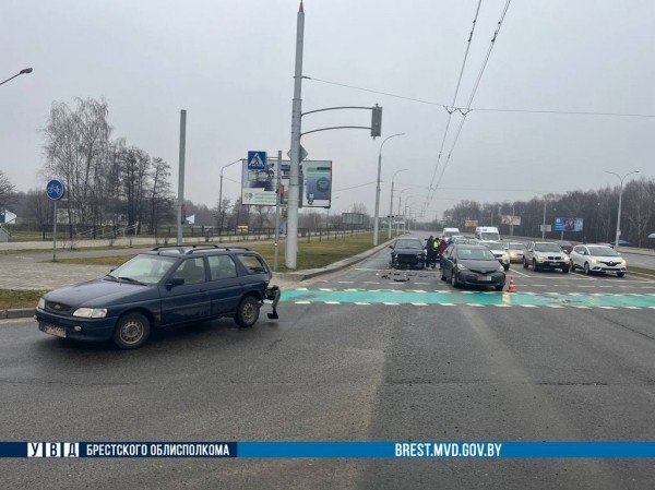 В Бресте произошло ДТП с участием трех авто В Бресте произошло ДТП с участием трех авто
