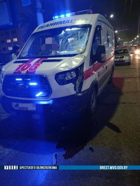 В Бресте водитель скорой помощи сбил человека. Пешеход погиб