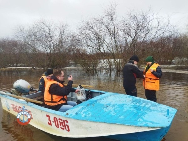 В Гомельской области из-за паводка организовали переправу людей и животных В Гомельской области из-за паводка организовали переправу людей и животных