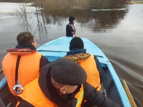 В Гомельской области из-за паводка организовали переправу людей и животных В Гомельской области из-за паводка организовали переправу людей и животных
