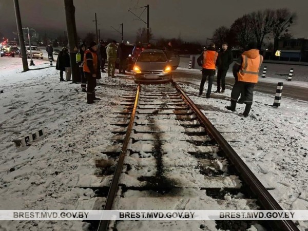 Авто застряло на рельсах в Барановичах, а навстречу двигался поезд: чем все закончилось Авто застряло на рельсах в Барановичах, а навстречу двигался поезд: чем все закончилось