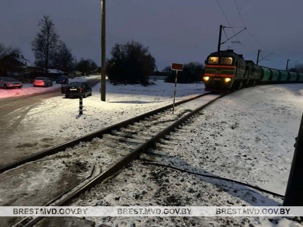 Авто застряло на рельсах в Барановичах, а навстречу двигался поезд: чем все закончилось Авто застряло на рельсах в Барановичах, а навстречу двигался поезд: чем все закончилось