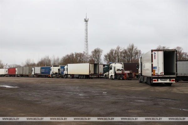 Почти два десятка большегрузов вернулись в «Козловичи» после введенных Польшей ограничений