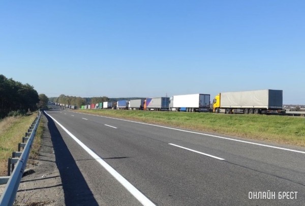 Польша ограничивает движение фур на последнем пункте пропуска с Беларусью