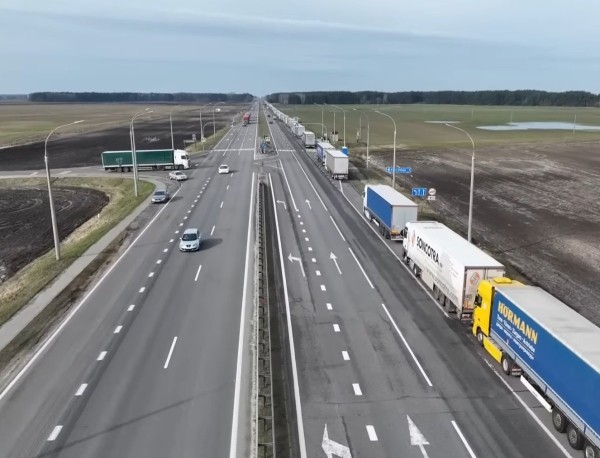 Очередь из фур уже практически достигла деревни Федьковичи в Жабинковском районе, которая расположена на трассе М1