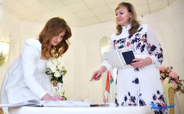 В Барановичах прошло 150-е бракосочетание. Какую роль сыграла бабушка невесты? В Барановичах прошло 150-е бракосочетание. Какую роль сыграла бабушка невесты?