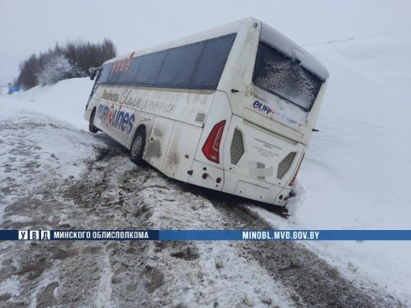 v-belarusi-avtobus-s-passazhirami-stolknulsja-so-snegouborochnoj-mashinoj-2a119bb