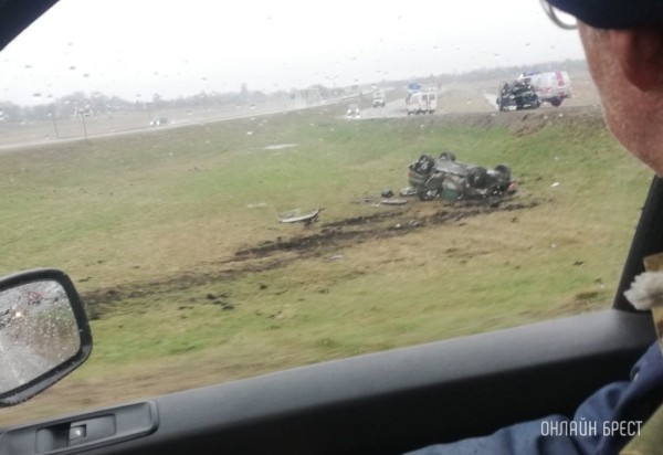 Внедорожник слетел с дороги под Барановичами Внедорожник слетел с дороги под Барановичами