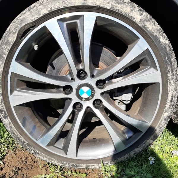 «Яма расползлась на две полосы». Мужчина о разорванном колесе