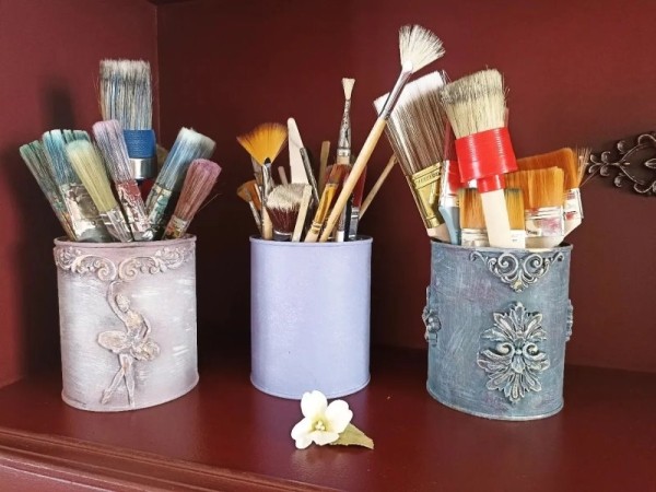 Пришлось переехать за город и работать без выходных. Как декоратор мебели зарабатывает свои 2 000 рублей в месяц