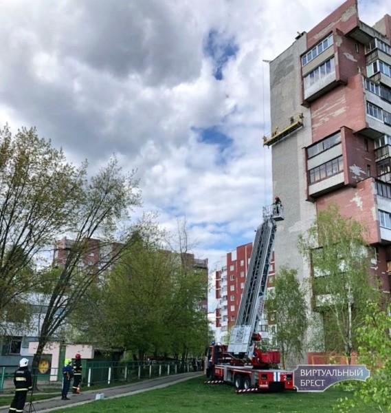 Строительная люлька с рабочими застряла на уровне 10-го этажа в Бресте Строительная люлька с рабочими застряла на уровне 10-го этажа в Бресте