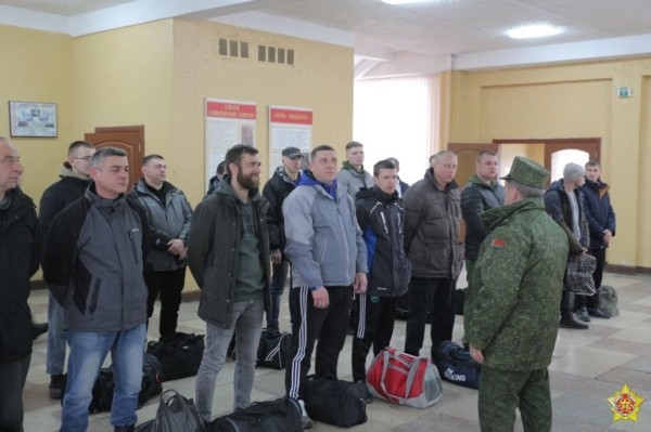 В воинские части прибывают военнообязанные в рамках проверки боеготовности