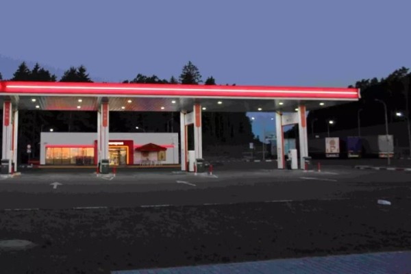 Водитель грузовика с лопатой напал на АЗС под Дрогичином и требовал коньяк