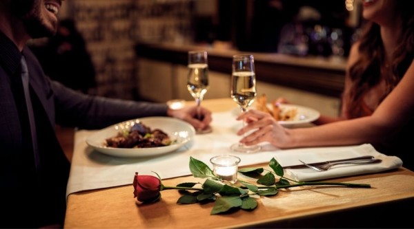 «Оказалось, в кафе он ходил один, чтобы на меня не тратиться». Белоруски рассказали истории из жизни о счете на первом свидании и не только