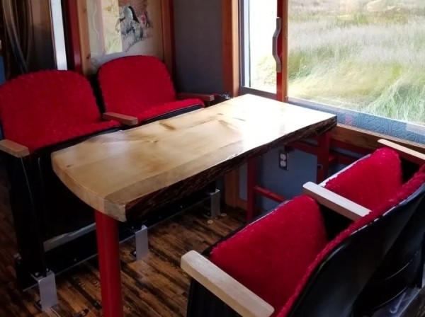 Пенсионеры потратили пять лет и $180 тысяч на превращение старой фуры в большой мобильный дом